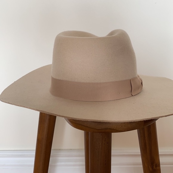 Urban Outfitters beige brimmed hat - Picture 3 of 3